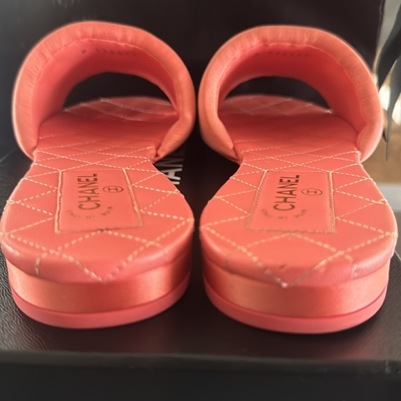 Authentic 22P Chanel satin sandals - Picture 7 of 12